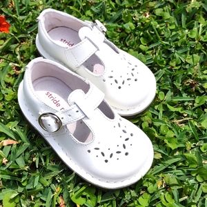 Stride Rite, girls white leather Mary Janes, with a silver buckle, sz 7w